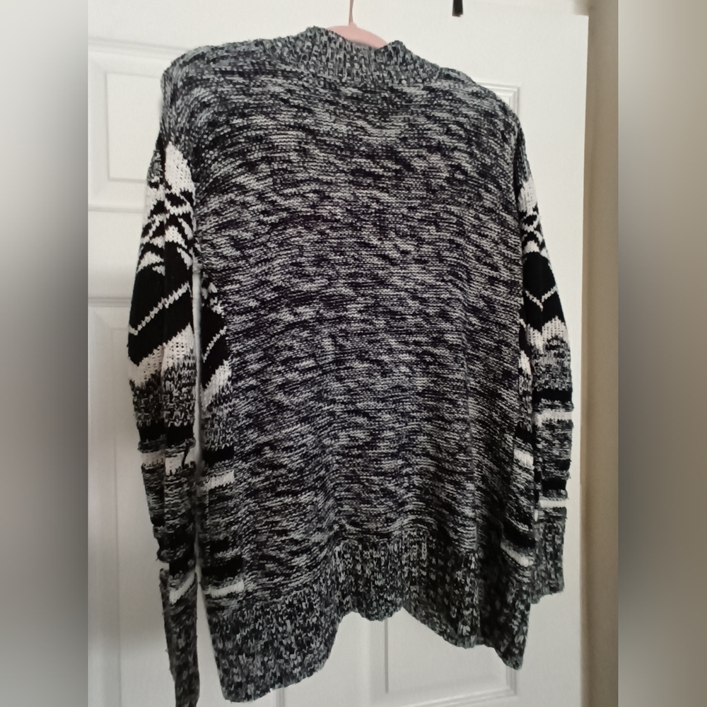Black and white zig zag sweater - Picture 7 of 9